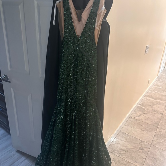 An elegant emerald dress made by designer  Jovani! - Picture 8 of 10